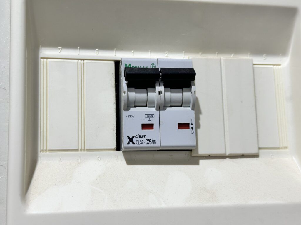 Alt="IGA, Interruptor general automatico, magnetotermico"