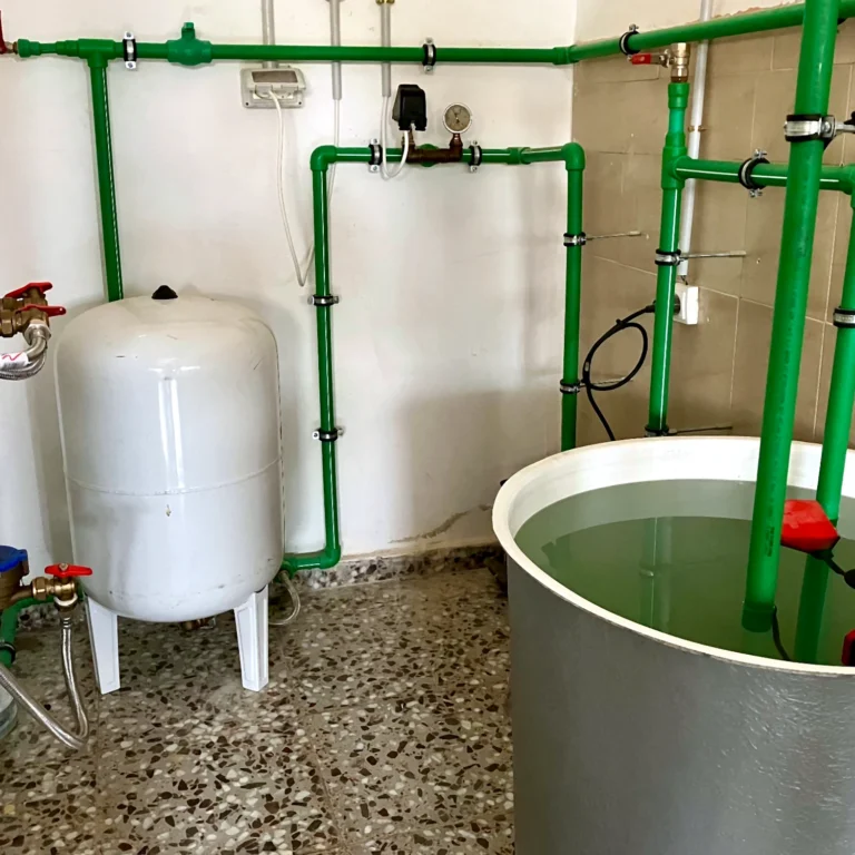 alt="Instalación de fontaneria, grupo de presión con depósitos, tubería PPR, tubería de polipropileno y batería de contadores"