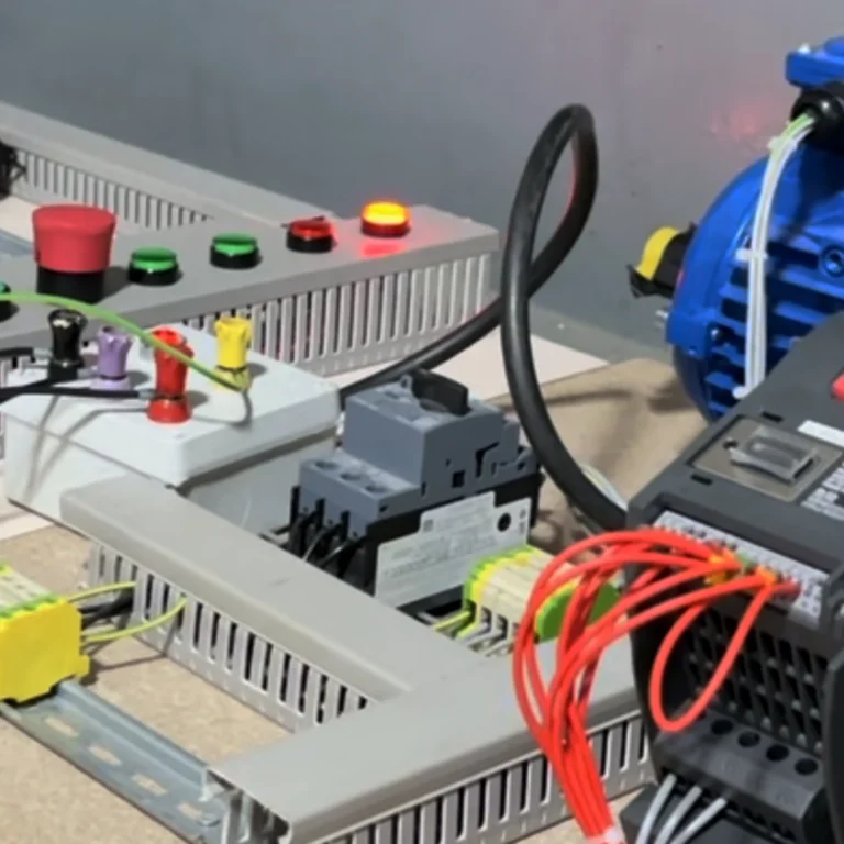 alt="Cuadro eléctrico, variador de frecuencia, disyuntor guardamotor y motor eléctrico"