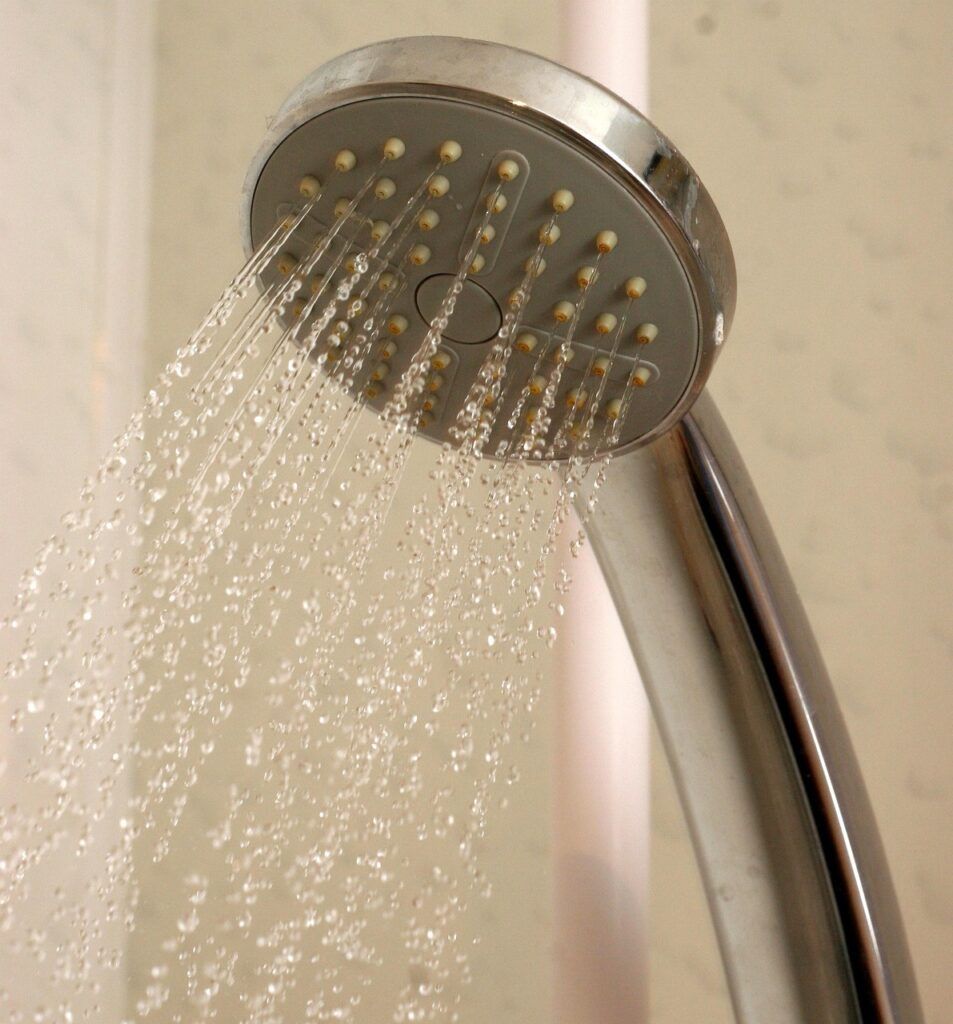 Alt=" Alcachofa de ducha saliendo agua"