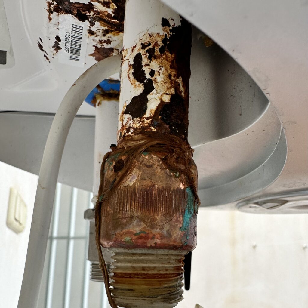 Alt=" Detalle de tomas de agua termo eléctrico corrompidas"