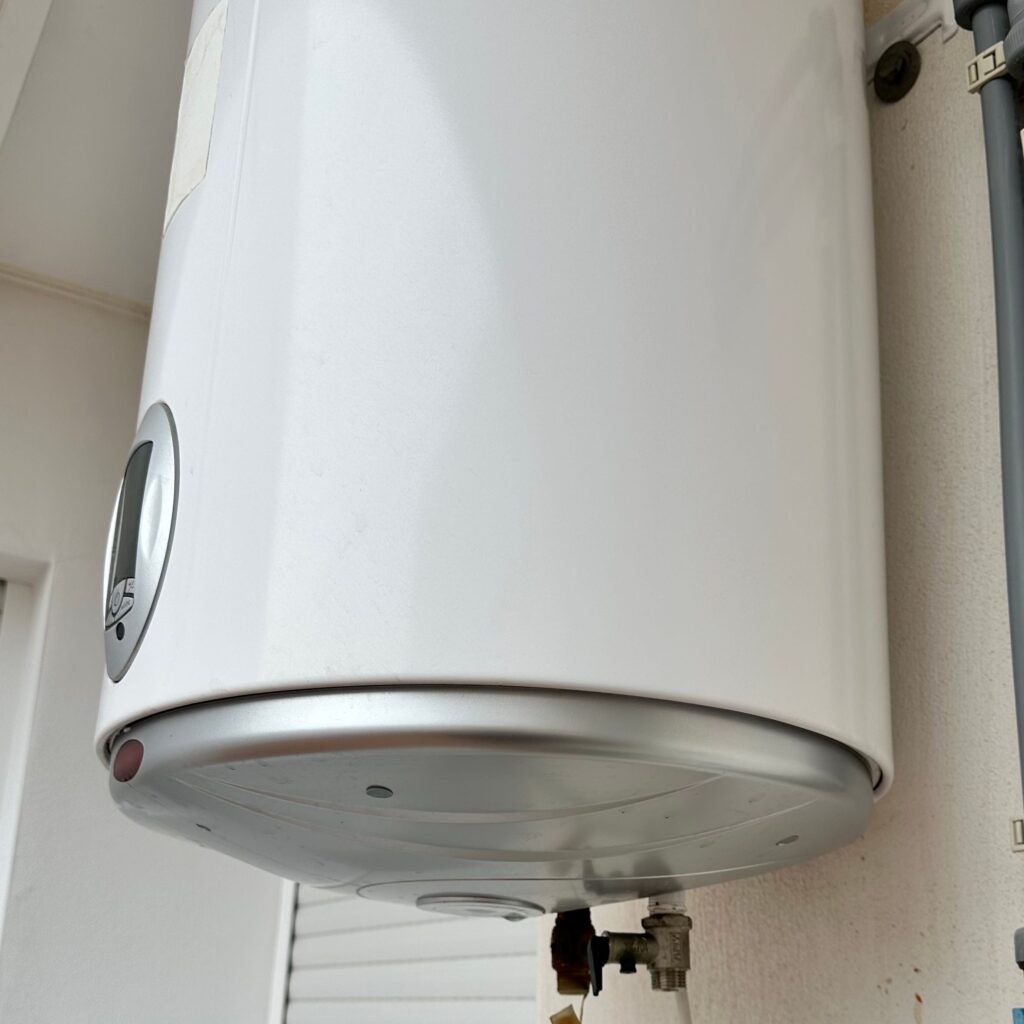 Alt="Termo eléctrico instalado en pared"