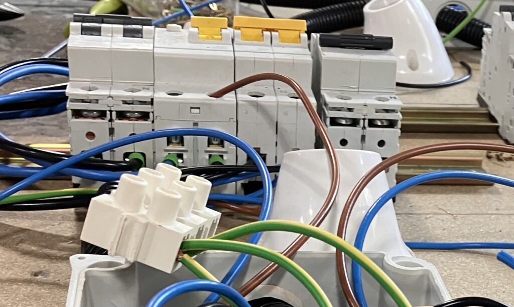 Alt="magnetotérmico y cables"
